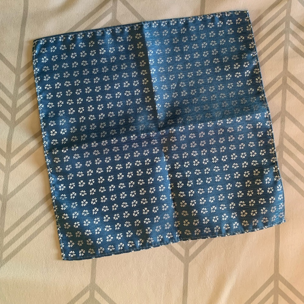 Suite Pocket Square - Picture 3 of 3